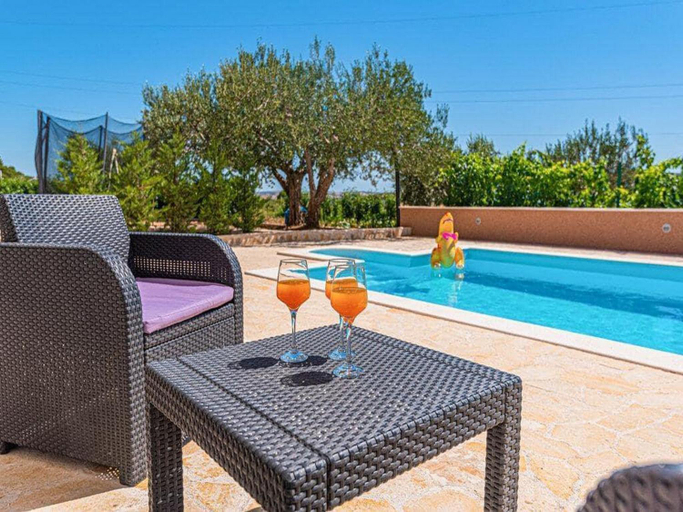 Sport & Beauty 2, Apartment with swimming pool and 2 rooms, Šibenik