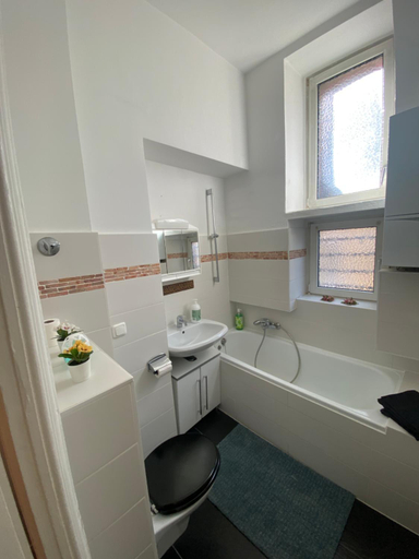 Bathroom 2, Central 3 Room Apartment ideal for 2 to 4 guests with parking, Wiesbaden