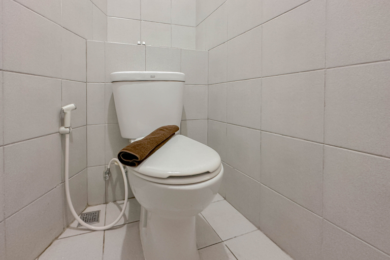 Bathroom 5, Minimalist Studio at Begawan Malang Apartment By Travelio, Malang