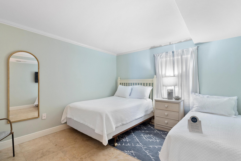 Bedroom 2, The Breakers 42, Baldwin
