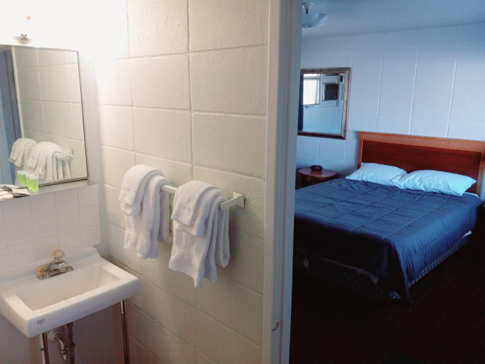 Bedroom 2, Chalet Inn Motel, Kenora