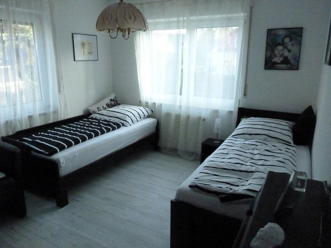 3, Ruhiges Zimmer im Grünen (schwarz/weiß), Berlin