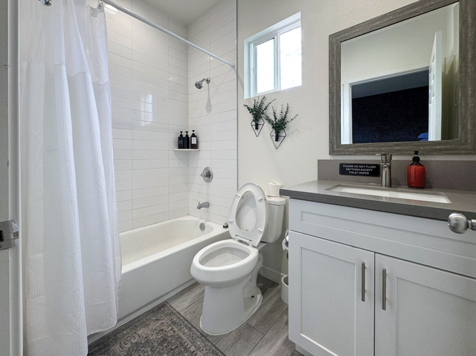 Bathroom 5, Forty First Place - Boutique Hostel, Los Angeles