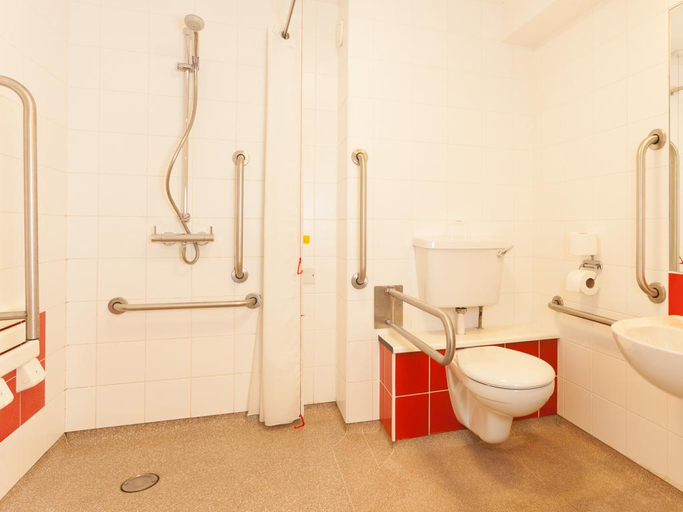 Bathroom 3, Travelodge Torquay, Torbay
