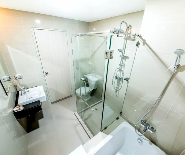 Bathroom 5, The Violin Sriracha, Si Racha