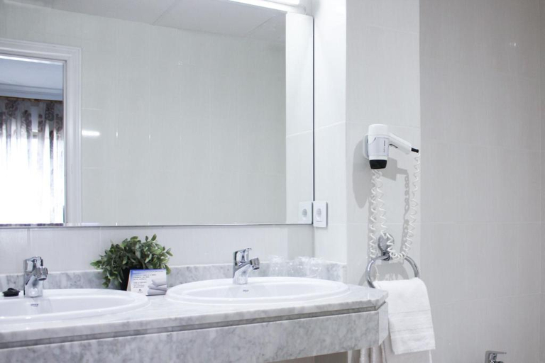 Bathroom 5, Hotel Castilla Torrijos, Toledo