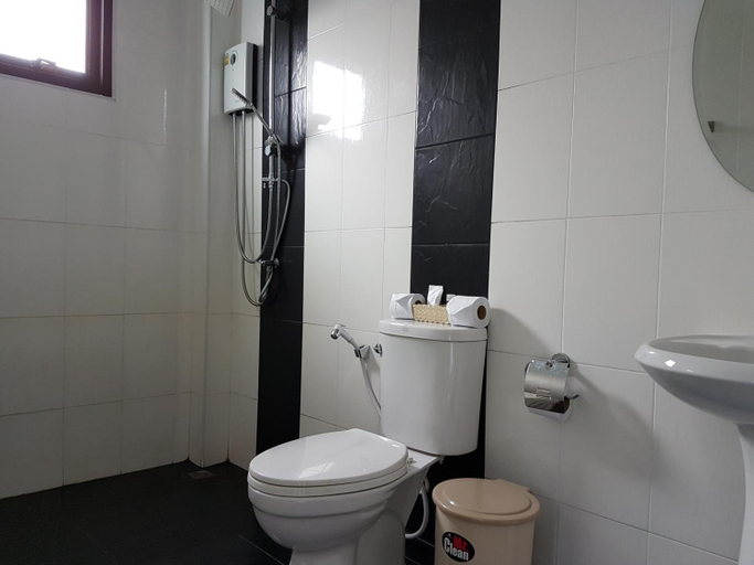 Bathroom, Phuket Sirinapha Resort, Pulau Phuket