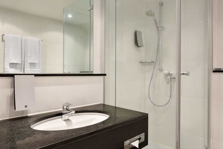 Bathroom 5, Ramada by Wyndham Muenchen Airport, Erding