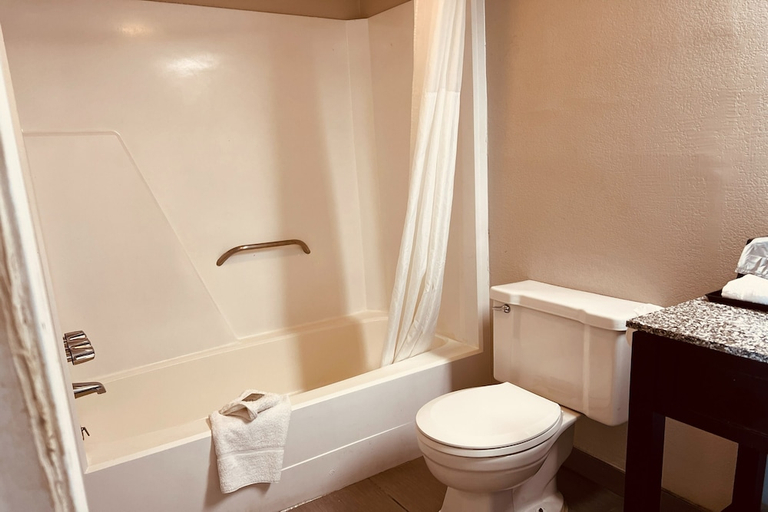 Bathroom 3, Cambridge Inn, Oklahoma
