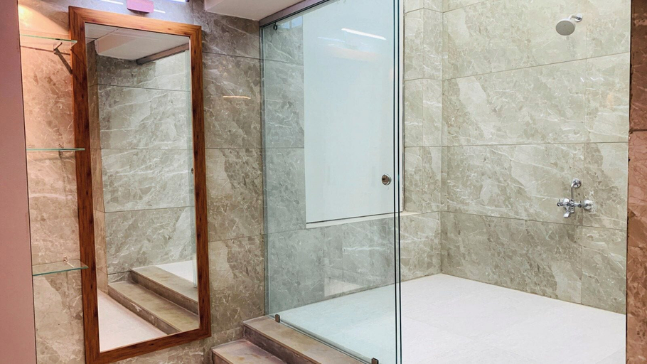 Bathroom shower, Kings Villa, Ahmadabad