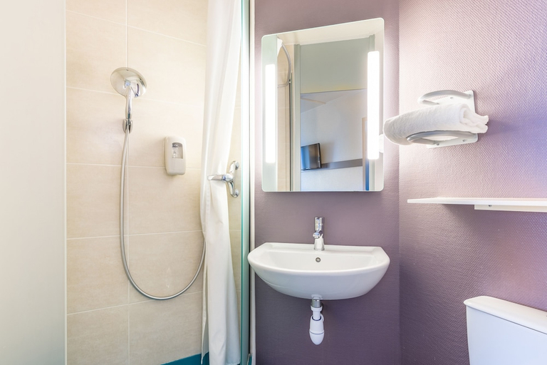 Bathroom 5, B B Hotel Tours Centre Commercial La Petite Arche Hotel, Indre-et-Loire