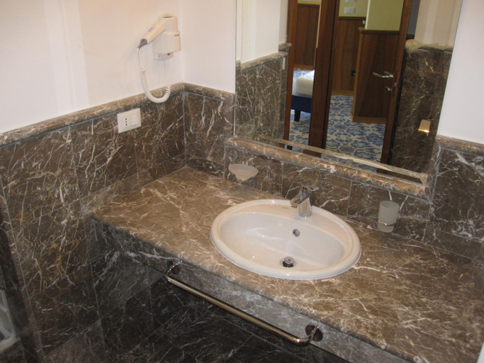 Bathroom 5, Panoramic, Messina