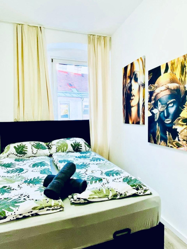 Room 5, 7BR Apt Near Schönbrunn for 15 Guests, Wien