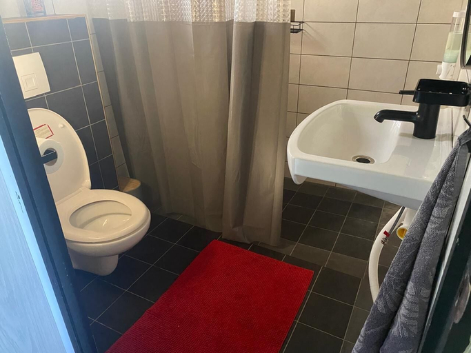 Bathroom 3, Sisa Omi Appartments, Lelydorp