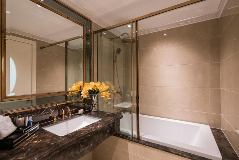Bathroom 2, LK Emerald Beach, Pattaya