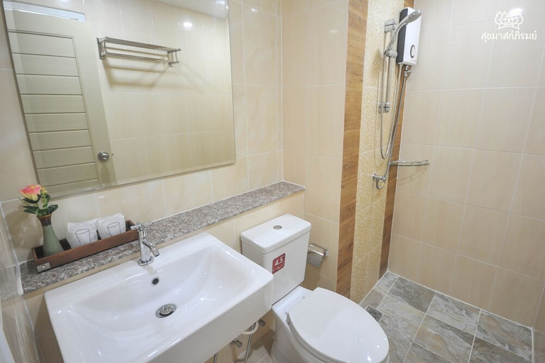 Bathroom 3, Sukkhamas Pirom Hotel, Muang Nakhon Ratchasima
