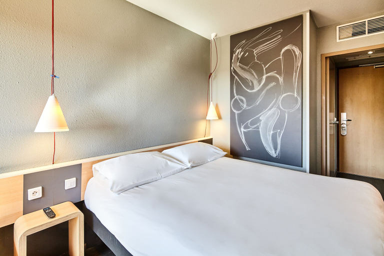Bedroom 2, B&B HOTEL Versailles Le Chesnay, Yvelines