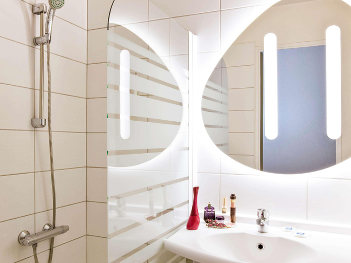 Bathroom 3, ibis budget Grigny Centre, Essonne