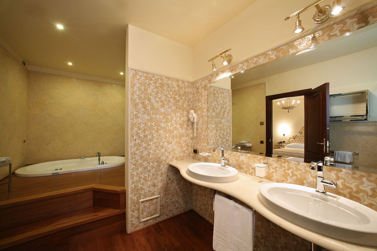 Bathroom 4, Villa Quaranta Tommasi Wine Hotel & Spa, Verona