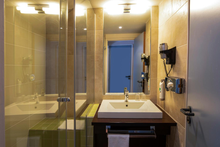Bathroom 3, ibis Styles Evry Cathédrale, Essonne