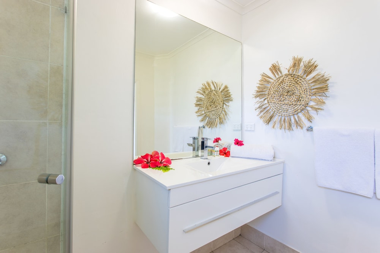 Bathroom, Tropicana Lagoon Apartments, Port Vila