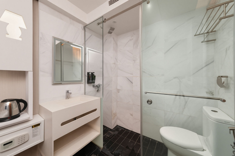 Bathroom 3, Aura Hotel Purvis, Singapura