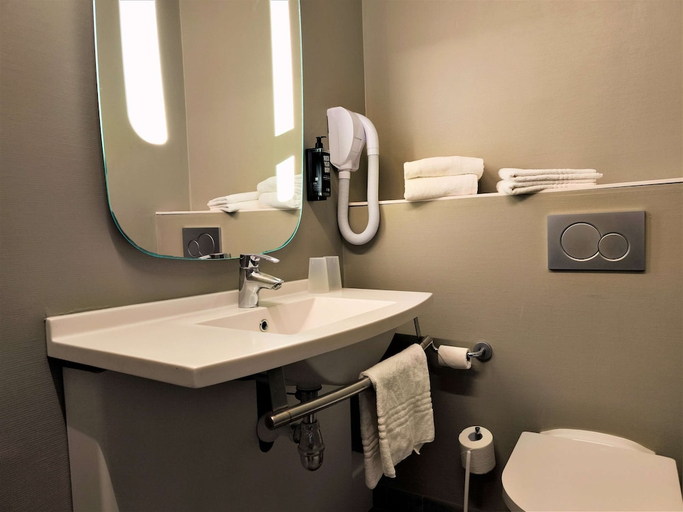 Bathroom 3, ibis Deauville Centre, Calvados