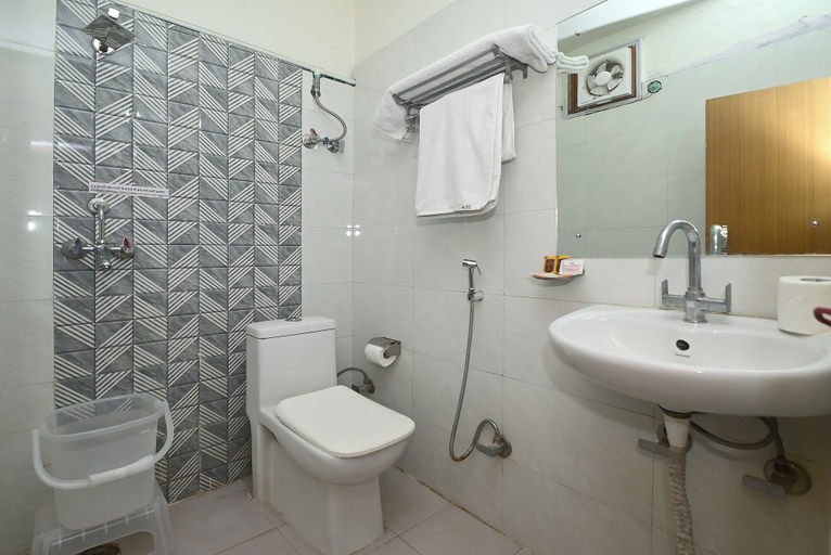 Bathroom 4, Hotel Paradise Continental, Jaipur