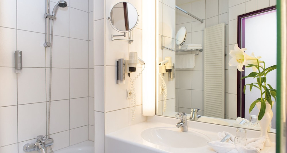 Bathroom 5, Victor's Residenz-Hotel Frankenthal, Frankenthal (Pfalz)