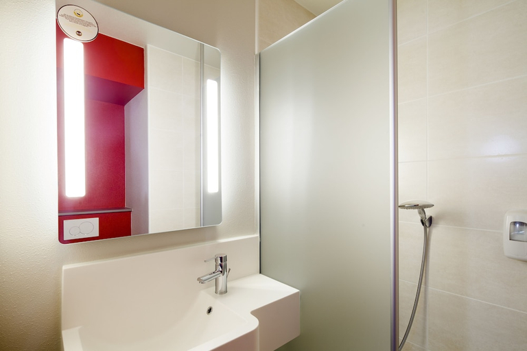 Bathroom 3, B&B HOTEL Marne-la-Vallee Torcy Gare 3 etoiles, Seine-et-Marne