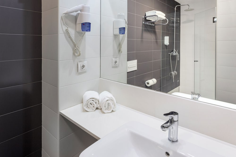 Bathroom 5, B&B Hotel Barcelona Viladecans, Barcelona