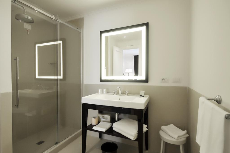 Bathroom 4, Grand Hotel Oriente, Napoli