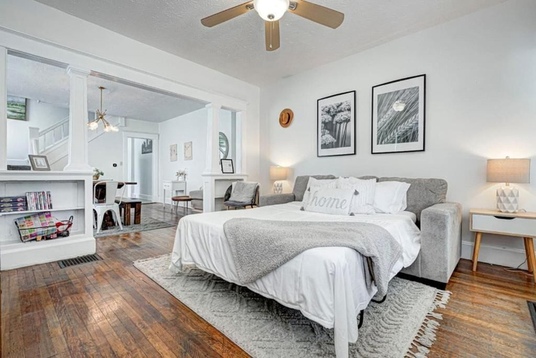 Room 5, Spacious Duplex for 14 in Downtown, Marion