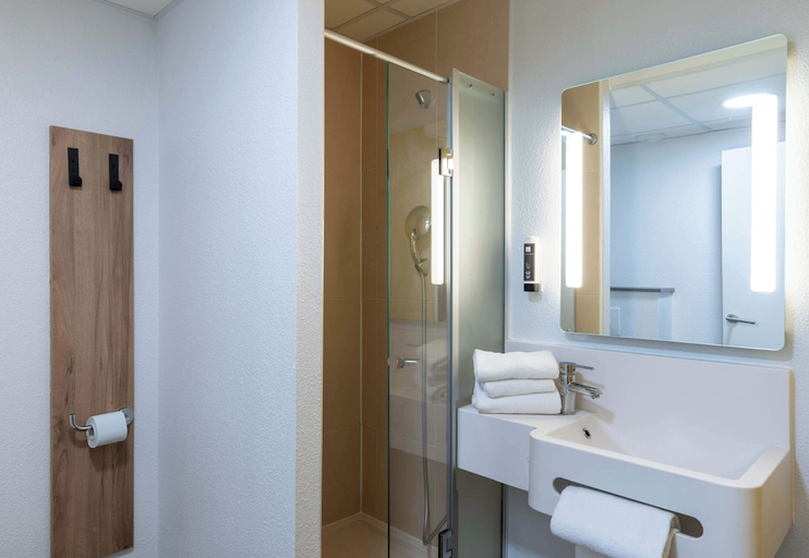 Bathroom 3, B&B HOTEL Lille Villeneuve d Ascq Grand Stade 3 stars, Nord