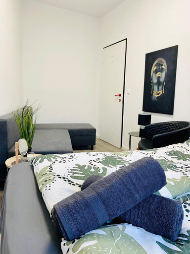 Room 3, 7BR Apt Near Schönbrunn for 15 Guests, Wien