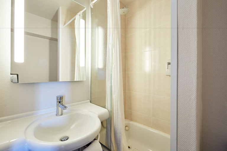 Bathroom 3, B&B HOTEL Le Havre (1), Seine-Maritime
