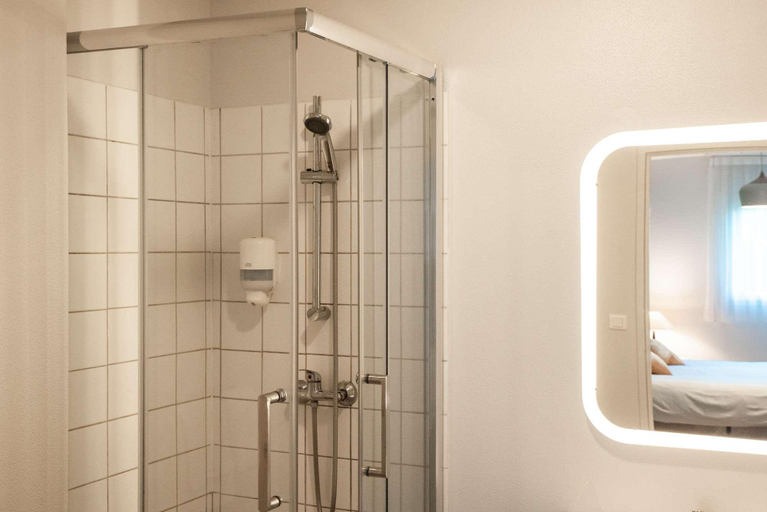 Bathroom 4, Appart'Hotel Brest Pasteur - Terres de France, Finistère