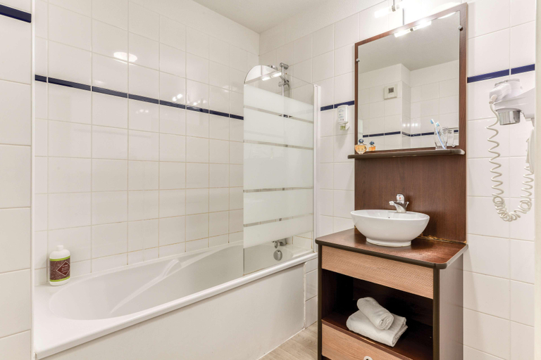 Bathroom 4, Zenitude Hotel-Residences Beziers Centre, Hérault