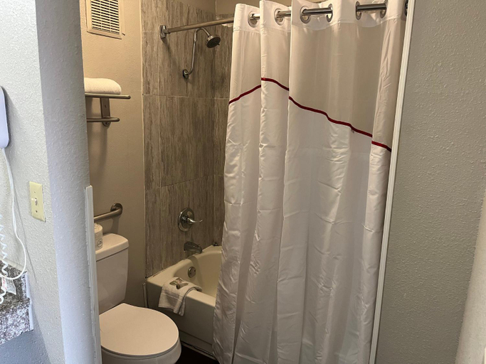 Bathroom 2, Red Roof Inn Kimball, TN – I-24, Marion