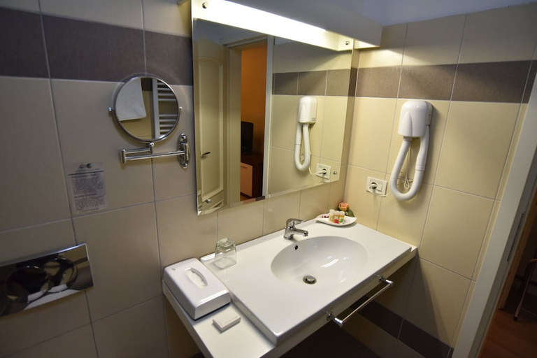Others 3, Hotel Sokrat, Tiranës