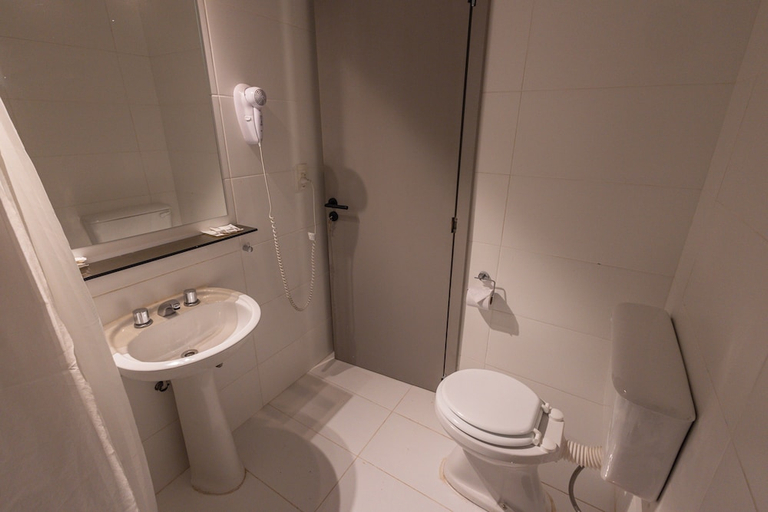 Bathroom 4, Tierra Gaucha Hostel Boutique, Bariloche