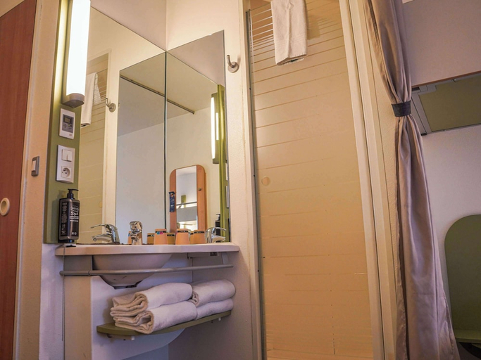 Bathroom 3, ibis budget Bayeux, Calvados