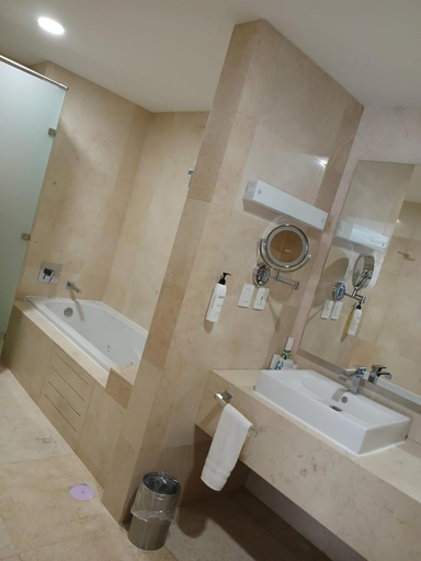 Bathroom 4, Sheraton Leon, León