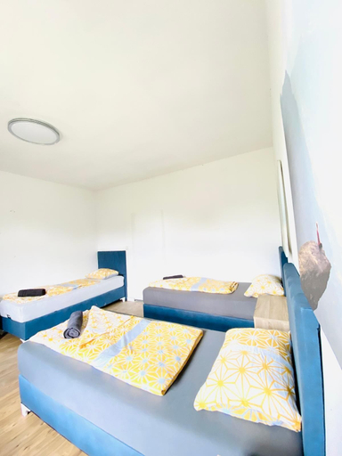 Room 2, 4BR Apartment for 15 Near Danube, Wien
