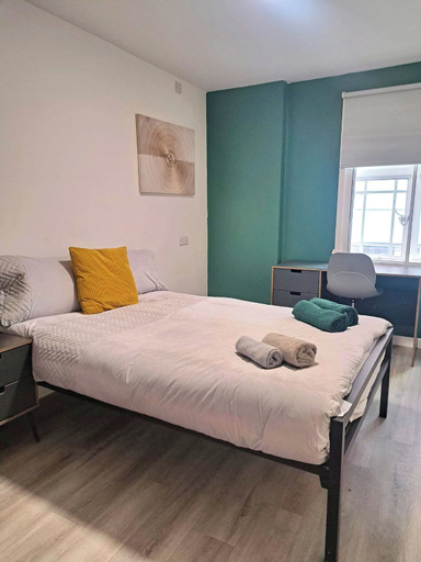 Room 4, Practical & Affordable 2 BR Flat in City Centre, Sheffield
