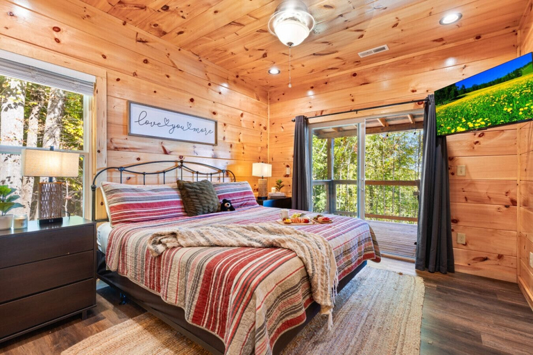 Room 1, The Great Smoky Haven, Sevier