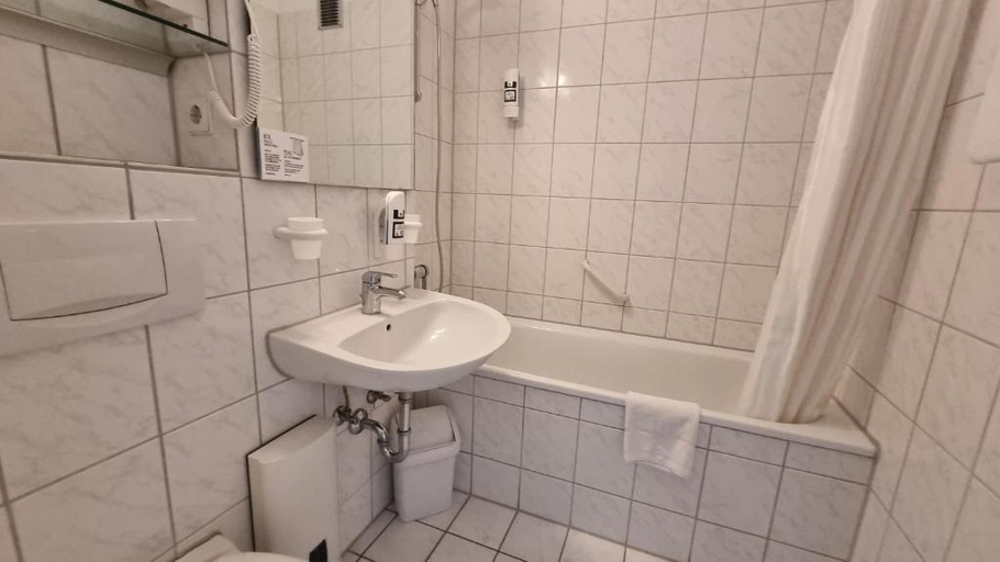 Bathroom 3, Panorama Inn, Hamburg
