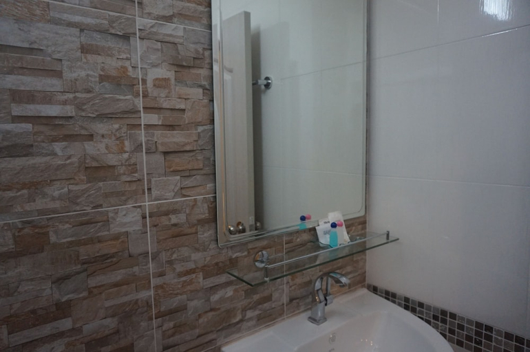 Bathroom 3, Phant at Thalang Service Apartment, Phuket Island