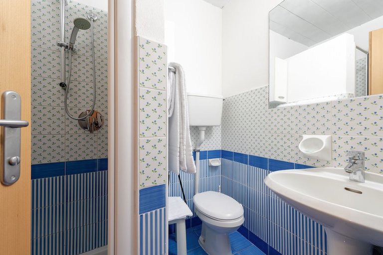 Bathroom 5, Hotel Malcesine, Verona