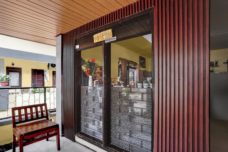 Reception 5, OYO 95043 Guest House Adel's, Malang